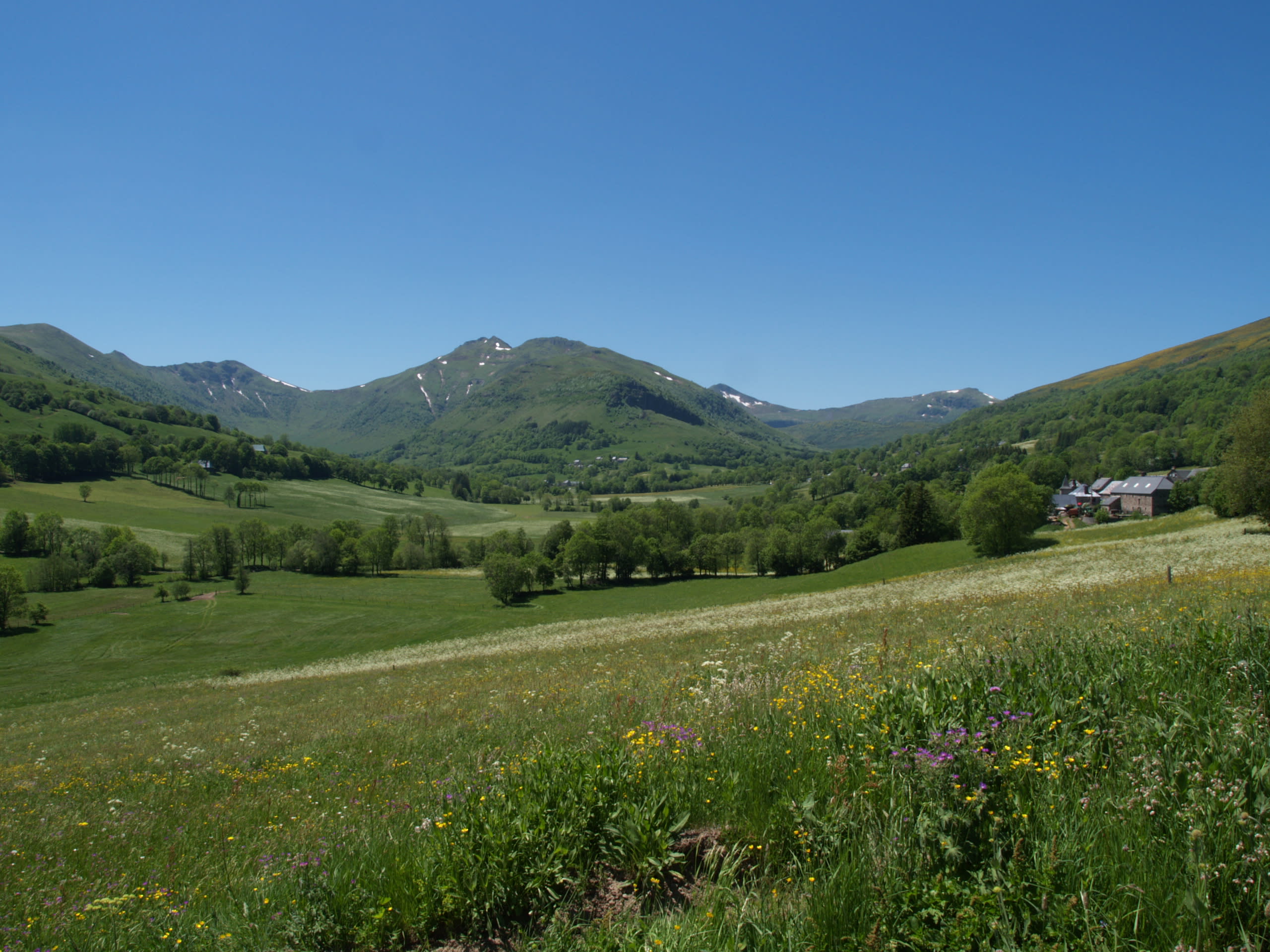 Image Authentique Cantal, volcans grandeur nature !