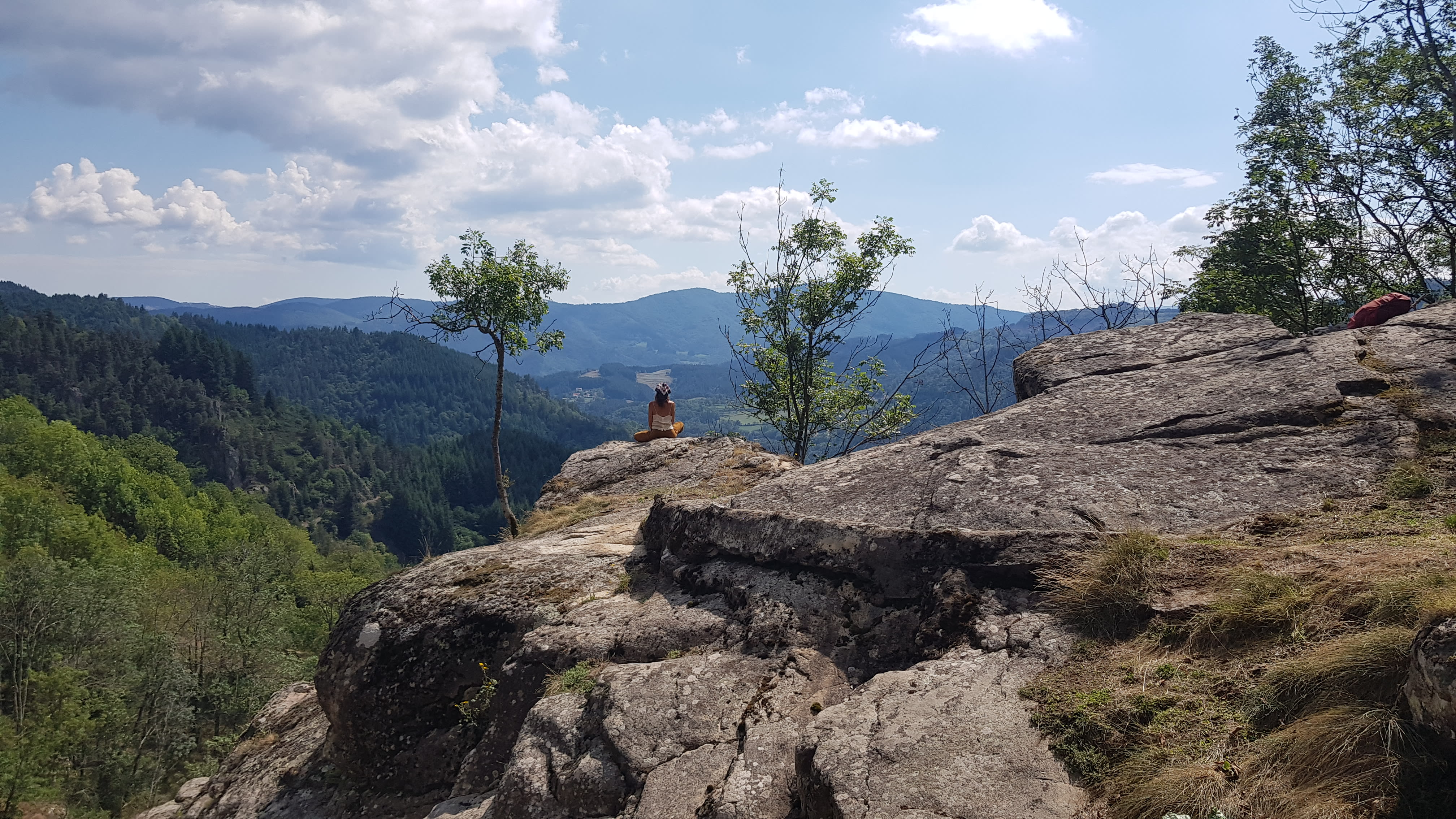 Voyage bien-être et yoga - Rando Yoga et Méditation en Haute Ardèche, ressourcement et retour à l\'essentiel