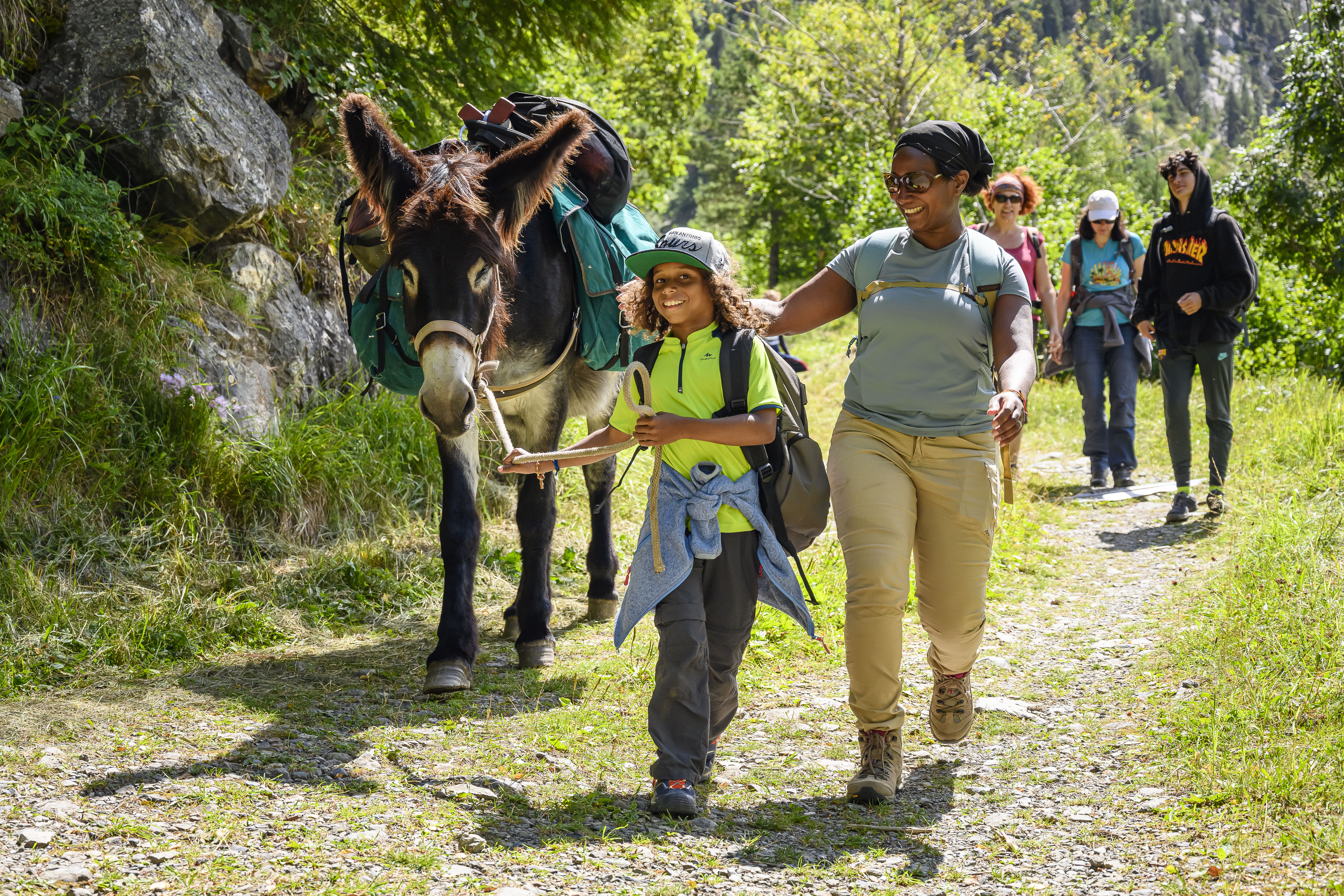 Image Randonnée en famille dans le Val d'Azun avec des ânes