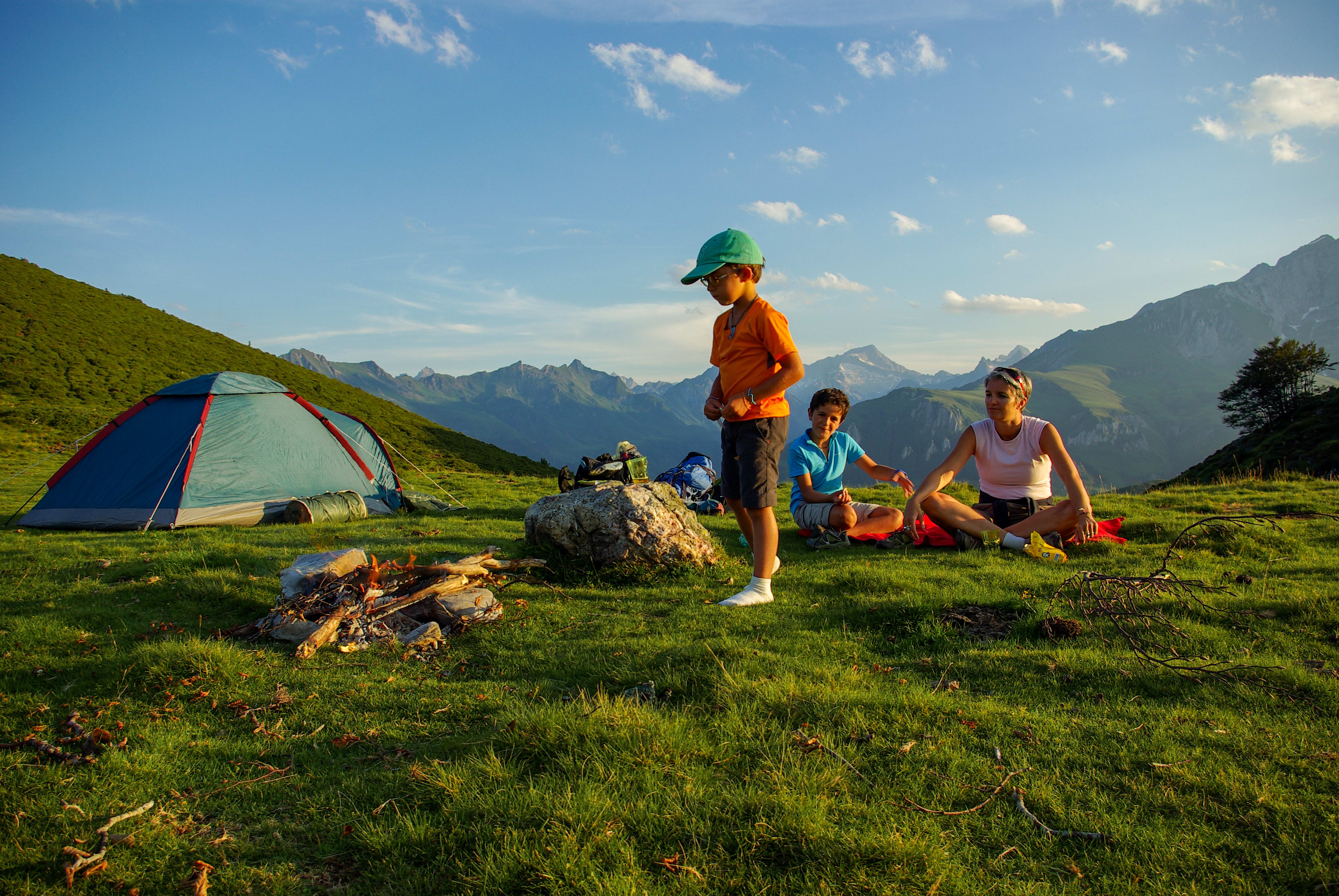 Voyage avec ânes - Randonnée en famille dans le Val d\'Azun avec des ânes