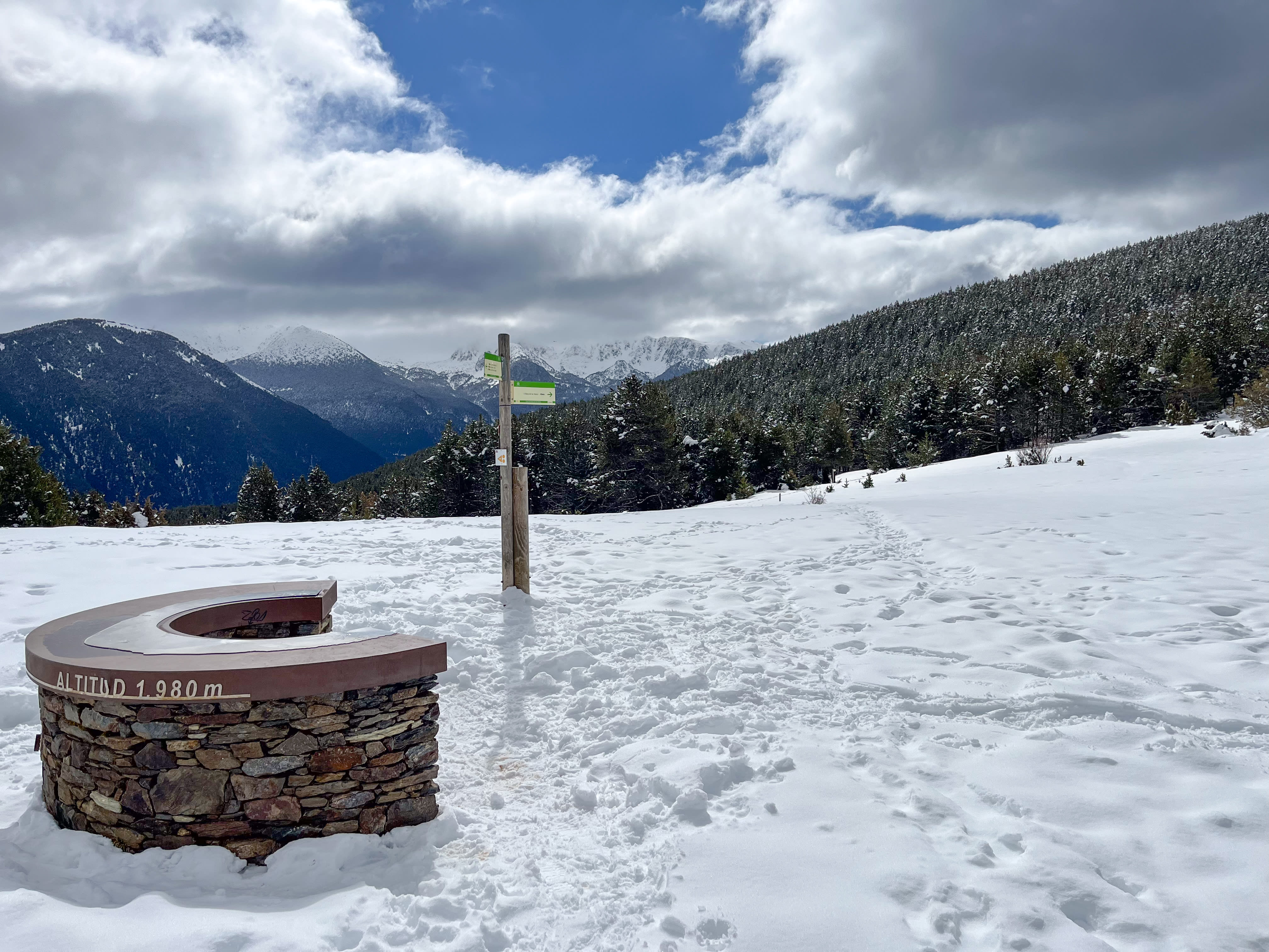 Image Andorre hivernale : randonnées en raquettes et hôtel confort !