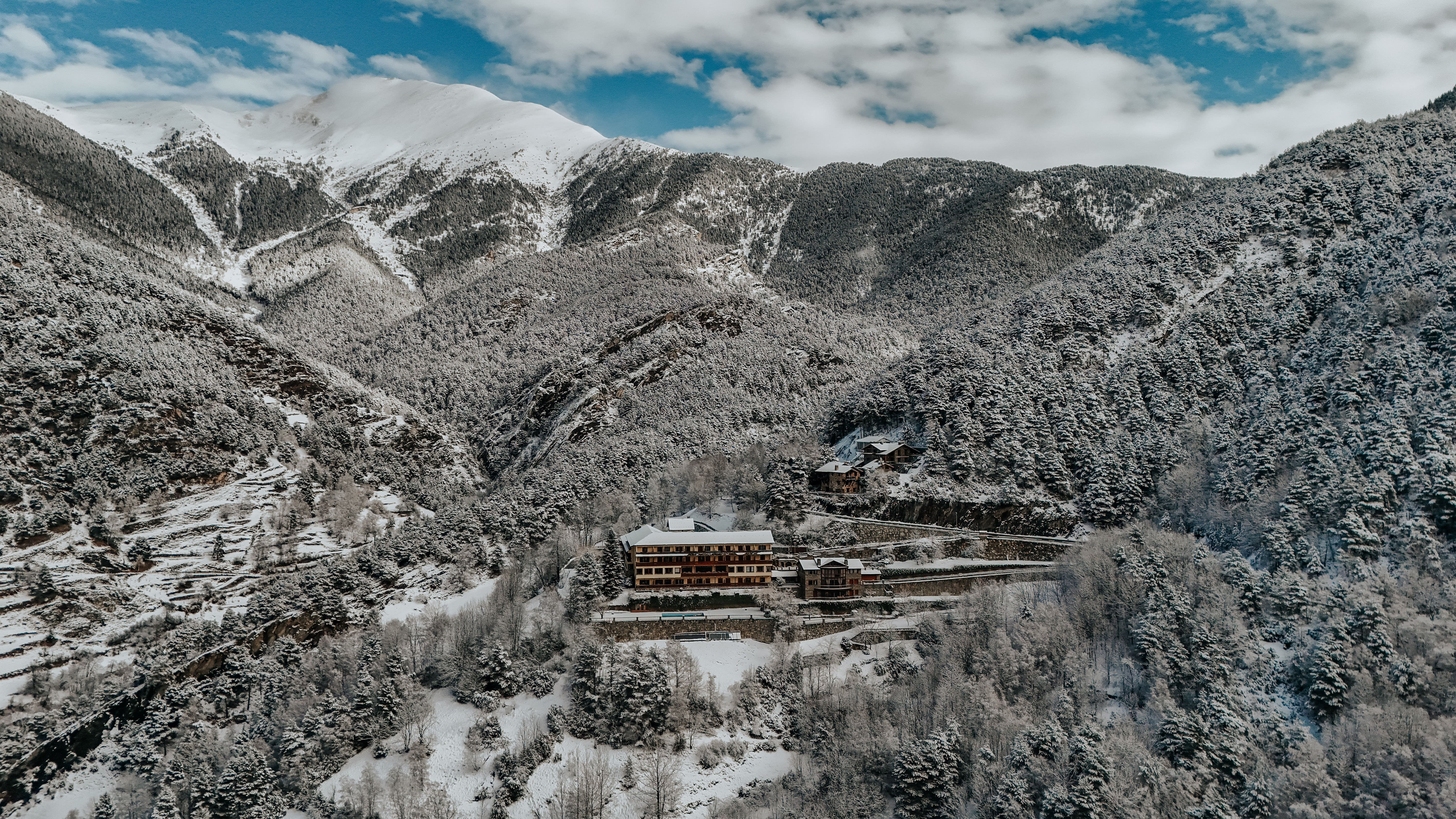 Image Andorre hivernale : randonnées en raquettes et hôtel confort !