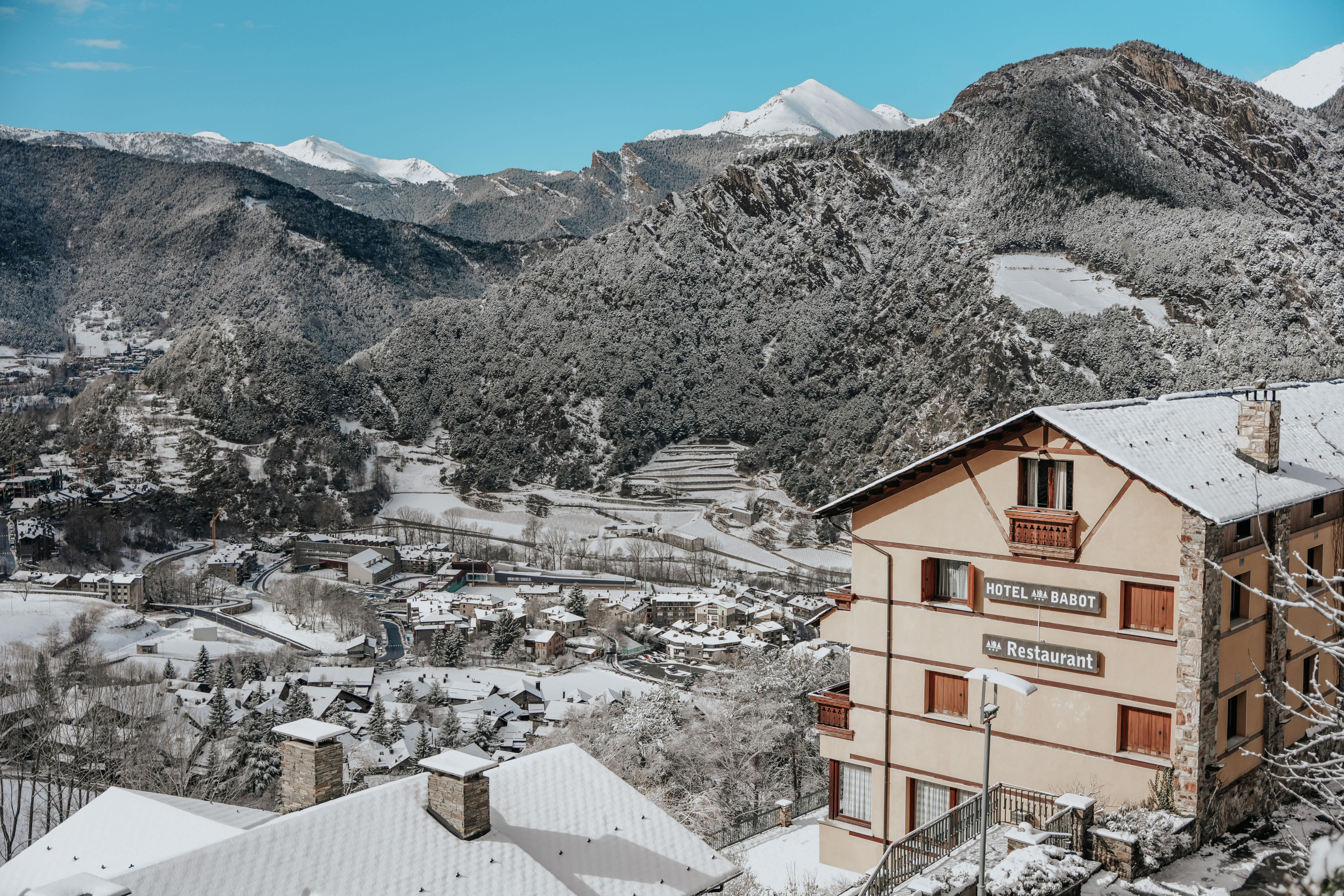 Image Andorre hivernale : randonnées en raquettes et hôtel confort !