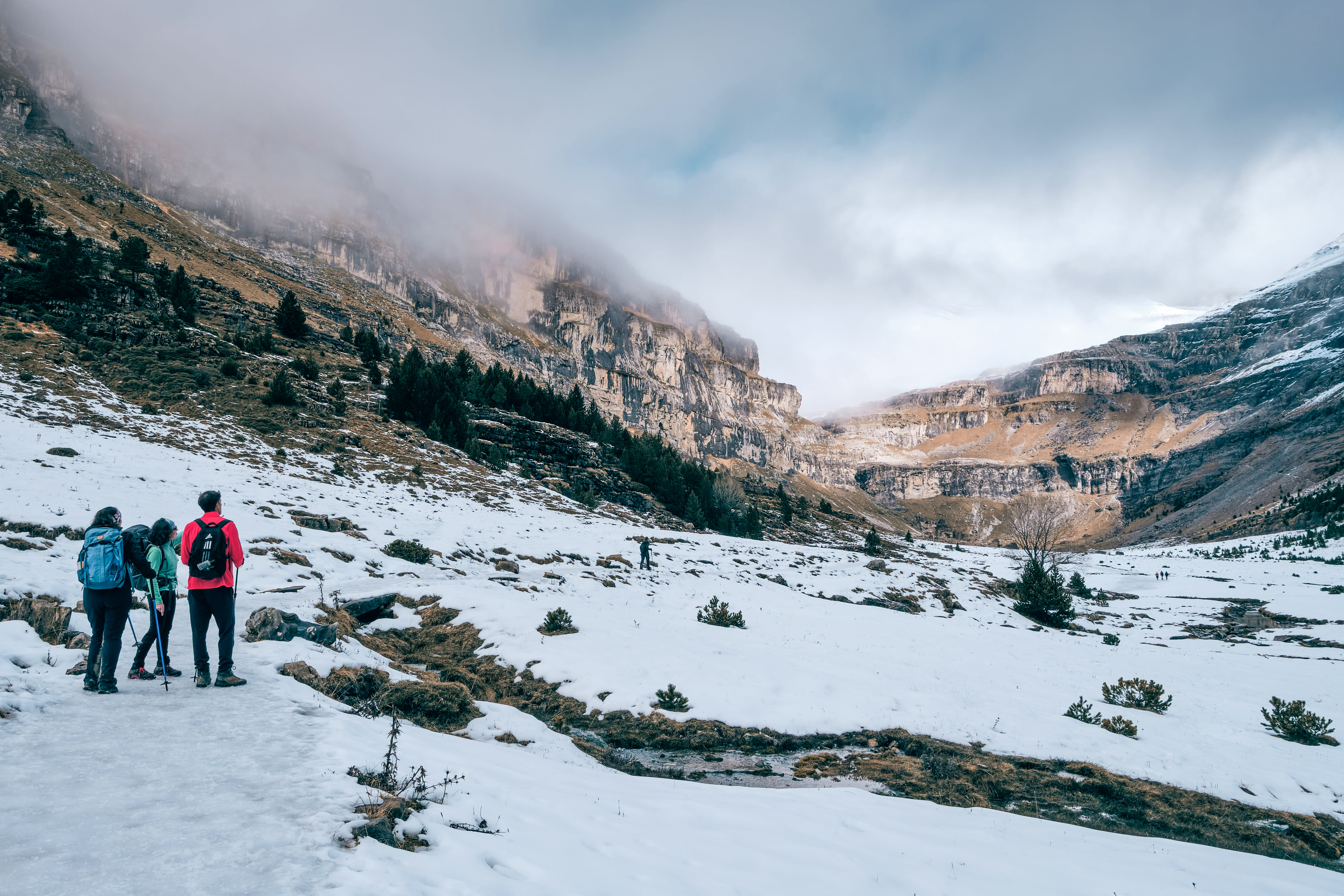 Raquettes dans les Pyrénées, au pied du Mont-Perdu