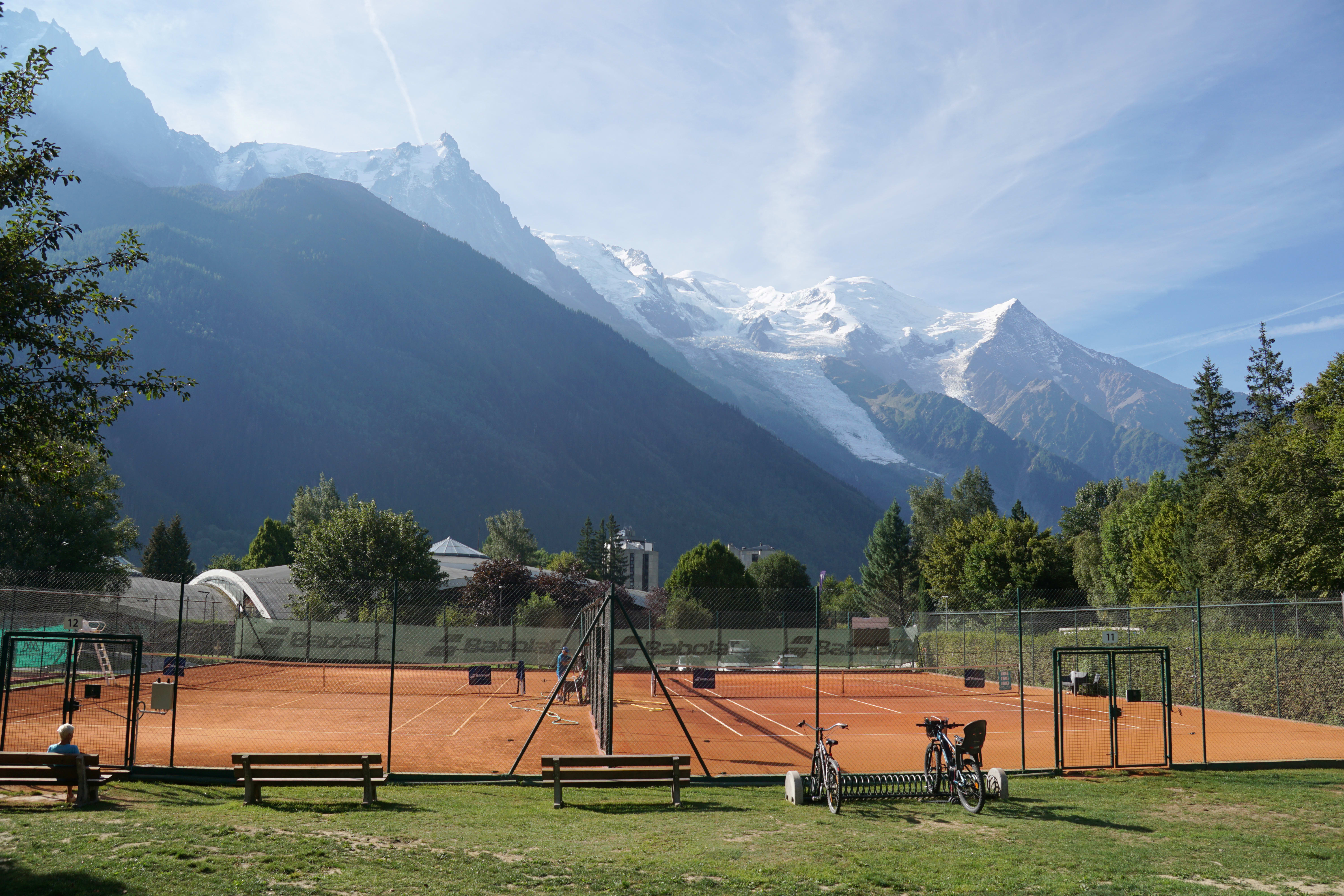 Tennis spécial terre battue au pied du Mont-Blanc