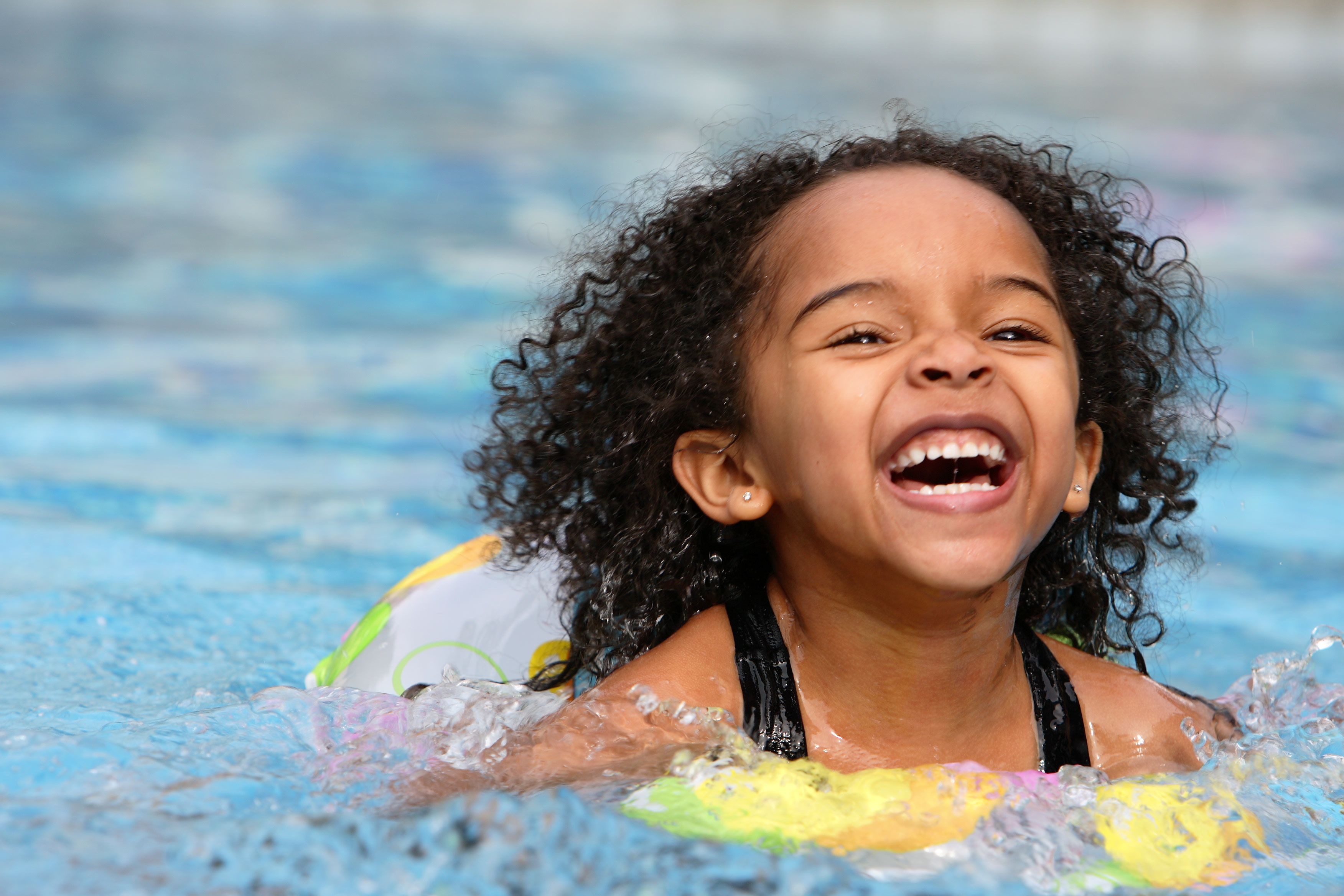 I want to swim. Дети афроамериканцы в бассейне. Плавание дети. Дети купаются в бассейне. Радостные дети в бассейне.