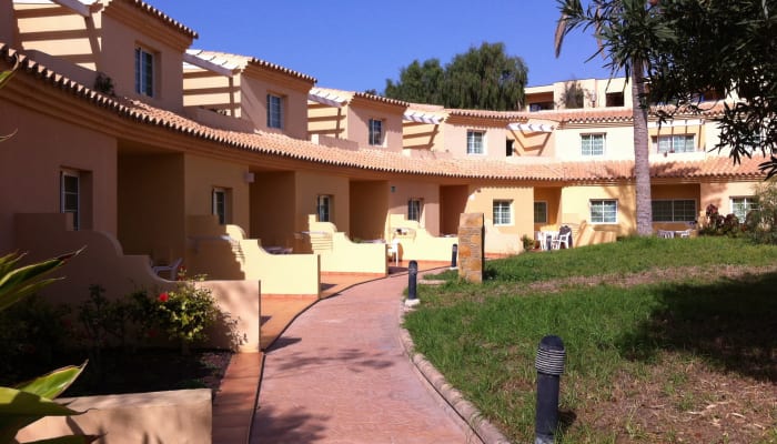 Centre UCPA à Fuerteventura avec bâtiments aux toits de tuiles rouges, allée pavée et jardins paysagés sous ciel bleu