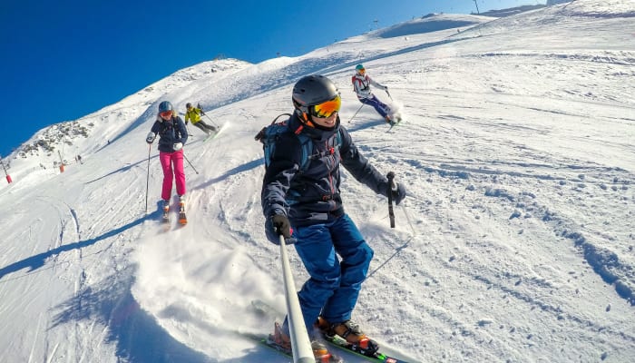 Groupe de skieurs en coaching sur les pentes enneigées de Chamonix par beau temps