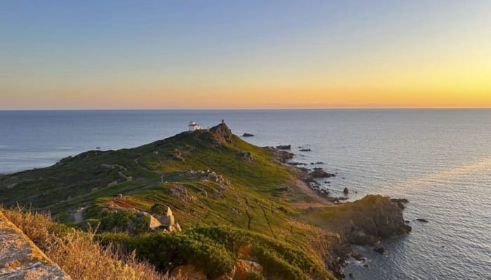 Phare des îles Sanguinaires de la Corse au coucher de soleil, escale de croisière voilier