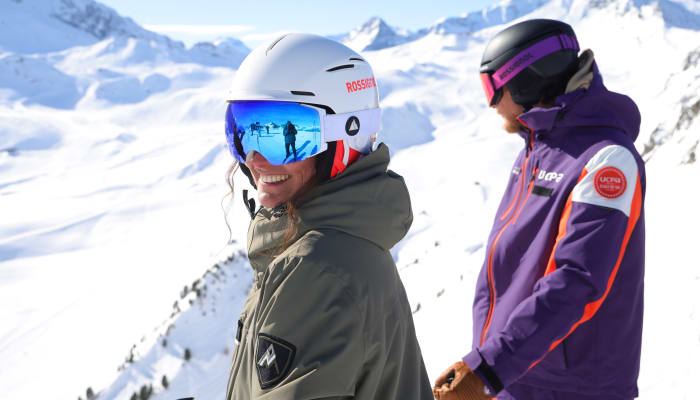 Groupe de jeunes skieurs en action sur les pistes enneigées de Saint-Lary-Soulan par beau temps