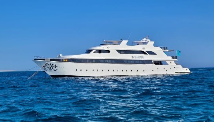 Bateau de croisière blanc naviguant en mer turquoise pour une croisière kitesurf débutant aux îles d'Hurghada