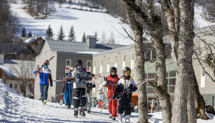 Trois étapes clés pour développer l’autonomie de votre enfant au ski