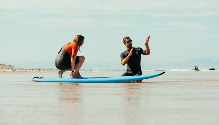 Comment bien remonter sur sa planche de surf après une chute ?