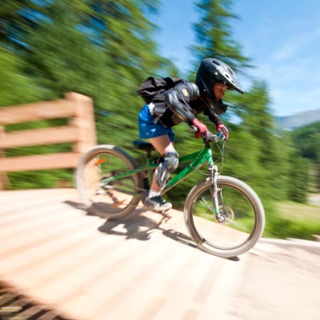 Jeune pilote en VTT freeride sur sentier de montagne lors d'un stage école de pilotage