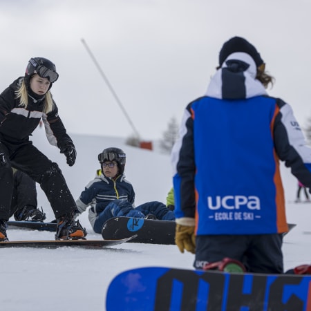 Jeunes skieurs et snowboarders en cours collectif à Valloire, enfants apprenant le ski et snowboard en montagne enneigée