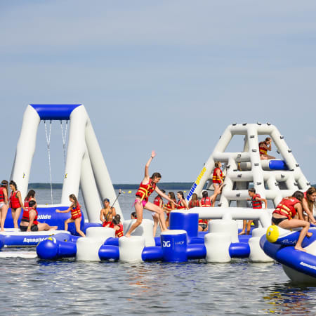 Séjour Multi'Glisses à Bombannes avec enfants profitant d'équipements nautiques gonflables et d'activités multisports en eau