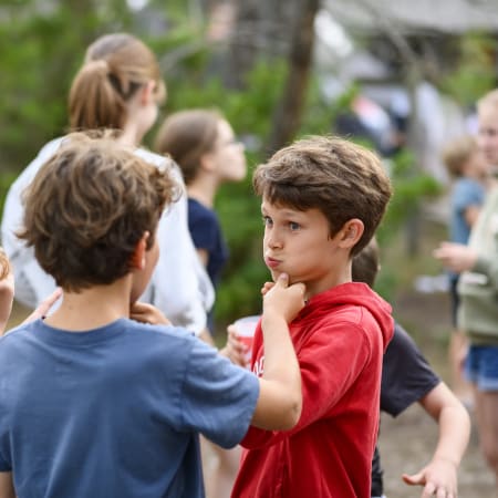 Enfants en colonie de vacances multisports nautiques à Bombannes, groupe d'enfants âgés de 6 à 11 ans en activité outdoor