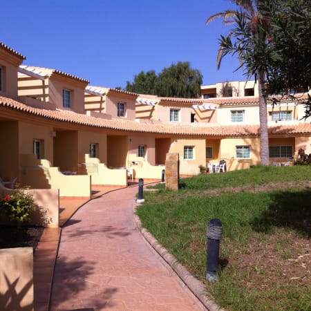 Centre UCPA à Fuerteventura avec bâtiments aux toits de tuiles rouges, allée pavée et jardins paysagés sous ciel bleu