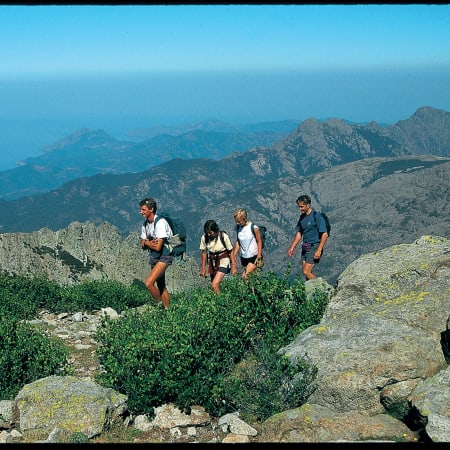 Groupe de randonneurs sur les crêtes de la Seranne avec vue panoramique sur la vallée et les monts environnants