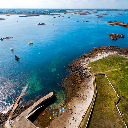 Côte bretonne avec criques rocheuses, eaux turquoise et voiliers, vue aérienne des îles et archipel
