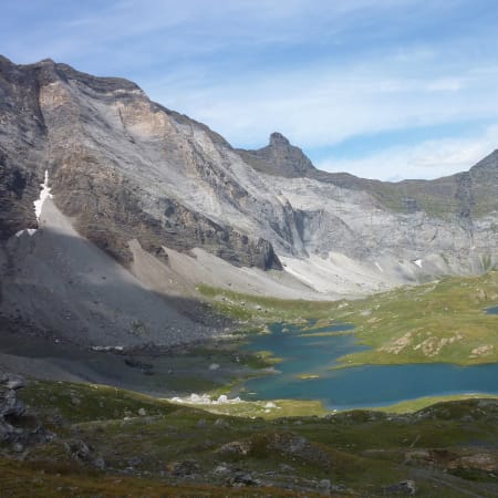 Vallée alpine avec lacs turquoise et sommets rocheux pour découverte multisport en montagne