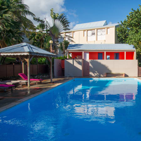Village sportif du Vauclin avec piscine olympique, bâtiments d'activités et palmiers en Martinique pour séjour jeunes