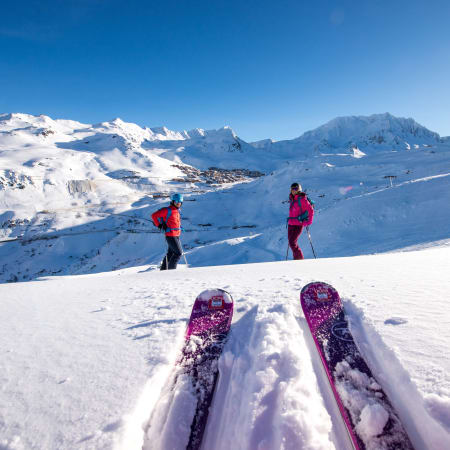 Skieurs en hors-piste aux Arcs avec vue panoramique sur les pentes enneigées et montagnes alpines