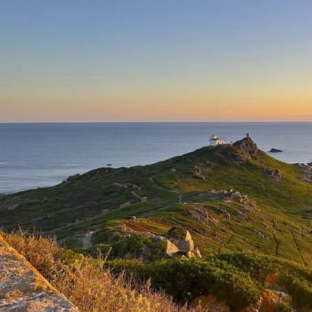 Phare des îles Sanguinaires de la Corse au coucher de soleil, escale de croisière voilier
