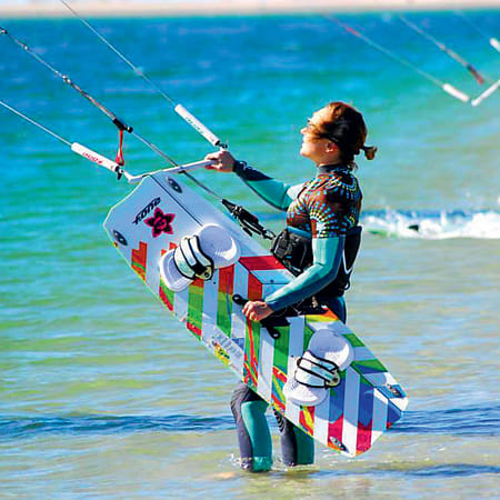 Monitrice de kite en mer tenant sa voile colorée lors d'une formation de détection UCPA internationale