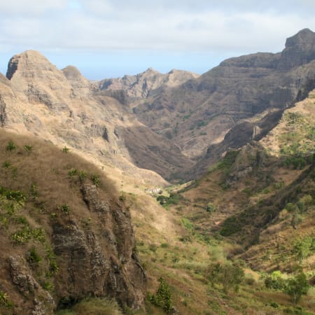Vallées et montagnes verdoyantes de Santiago au Cap Vert avec falaises rocheuses et végétation tropicale