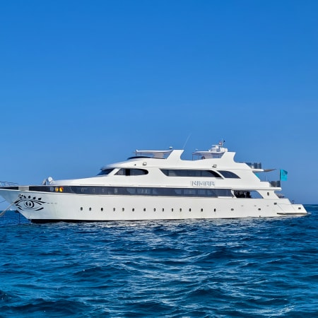 Bateau de croisière blanc naviguant en mer turquoise pour une croisière kitesurf débutant aux îles d'Hurghada