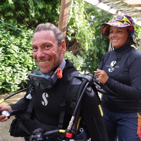 Plongeur en équipement de plongée profonde souriants avec moniteur avant exploration sous-marine aux Caraïbes