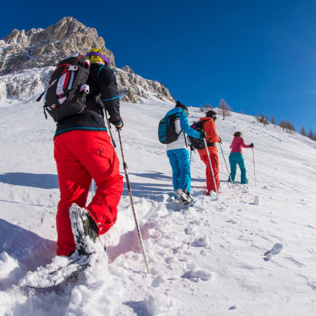 Raquettes sportives et nuit en Igloo face au Mont Blanc