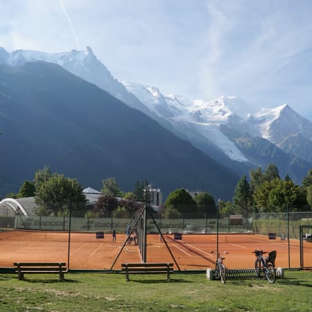 Tennis spécial terre battue au pied du Mont-Blanc