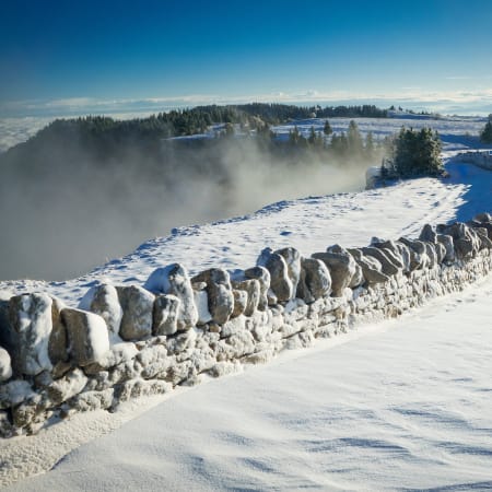 Aventure hivernale en raquettes et pulka dans le Jura