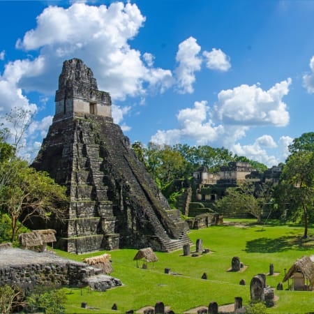 Volcans et pyramides mayas