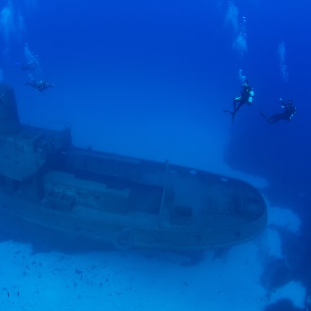 Groupe Club de Plongée auto-encadrée entre épaves et grottes sous-marines