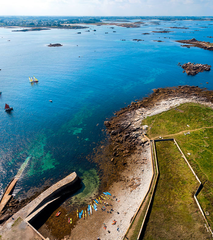 Côte bretonne avec criques rocheuses, eaux turquoise et voiliers, vue aérienne des îles et archipel