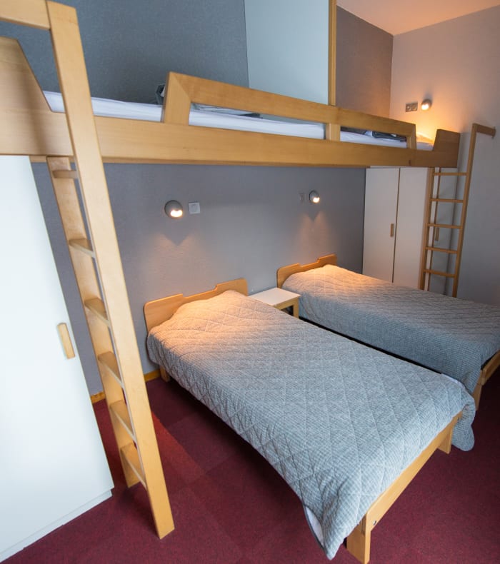 Chambre d'hébergement Grand Serre Chevalier avec lits jumeaux et lit mezzanine en bois clair