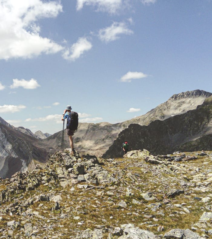 Randonnée en montagne dans les Pyrénées avec vue sur les pics rocheux et vallées de Saint Lary