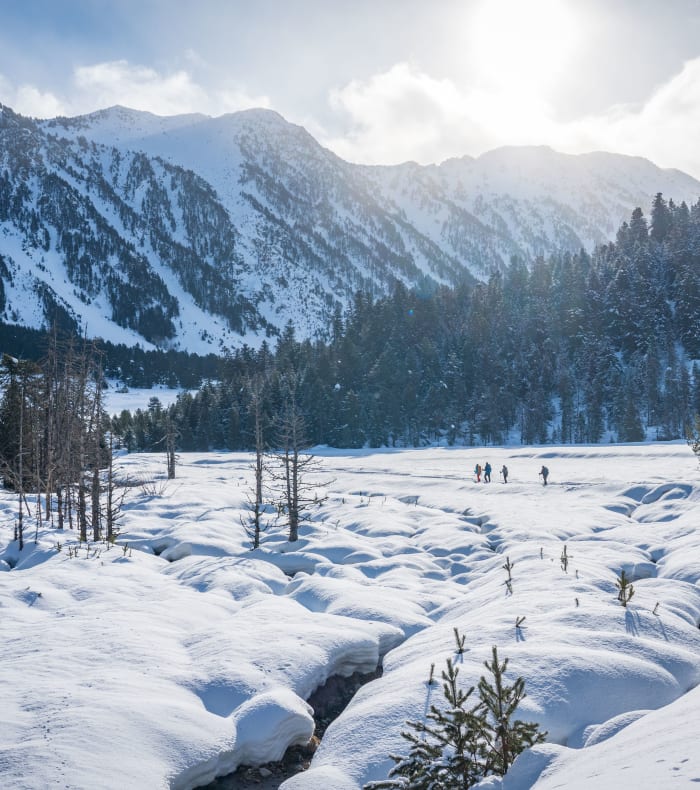 Paysage enneigé du massif des Encantats avec montagnes rocheuses et vallée blanche idéale pour la raquette en hiver