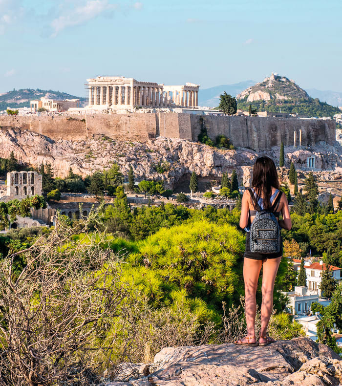 Athènes sportive : adolescents explorant les monuments historiques et la mer Égée lors d'activités ludiques en Grèce