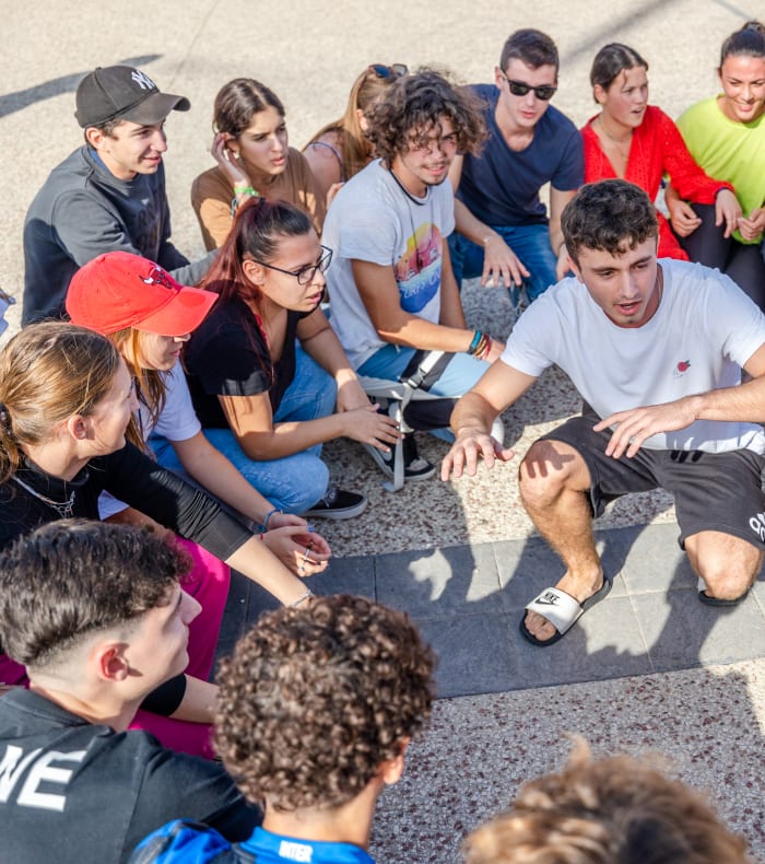 Groupe de jeunes animateurs en formation BAFA s'amusant à la plage de Port Camargue avec matériel d'animation sportive