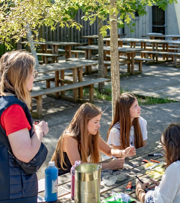 Joueur de football en chaussettes rouges contrôlant un ballon jaune lors d'un entraînement BAFA jeux sportifs en montagne