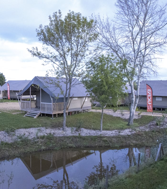 Lodge de séjour en groupe face au Golfe du Morbihan avec vue aérienne sur les prairies et l'archipel d'îles