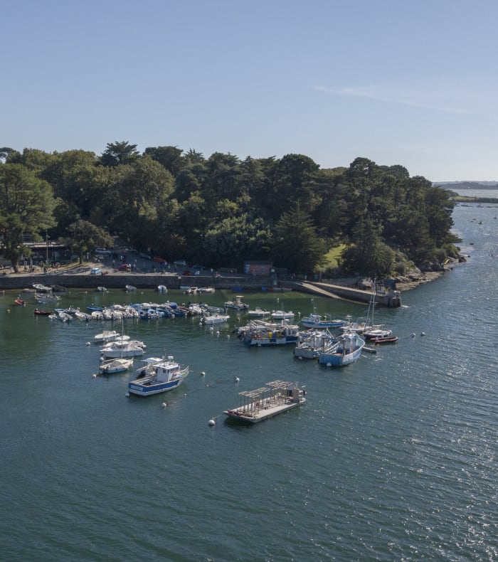 Lodge en bord de mer à Séné avec port nautique, bateaux amarrés et archipel du Golfe du Morbihan