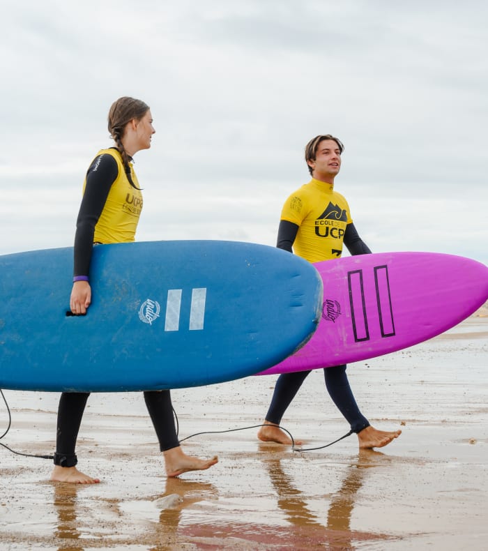 Jeune surfeur en combinaison jaune chevauchant une vague à Montalivet lors de la semaine Sunny Sunny