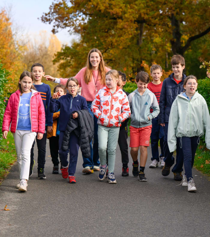 Formateur UCPA animant une activité créative avec des enfants autour d'une table en salle de formation