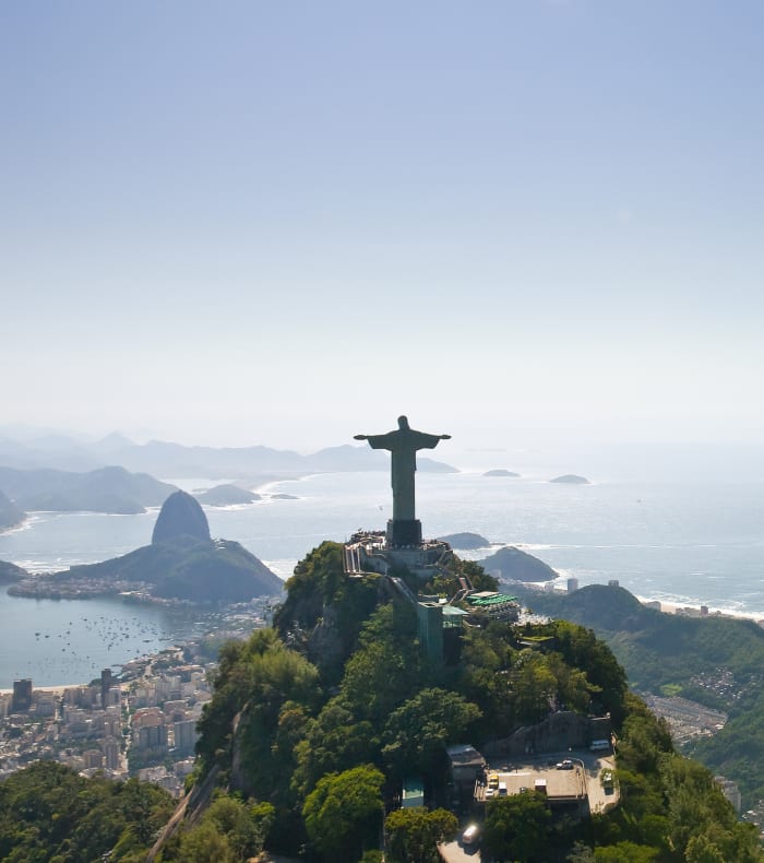 Christ Rédempteur dominant Rio de Janeiro avec vue sur la baie de Guanabara et les montagnes du Brésil