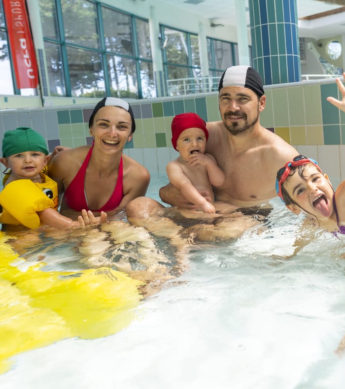 Activités à faire en famille autour de moi : famille dans une piscine UCPA en Bretagne